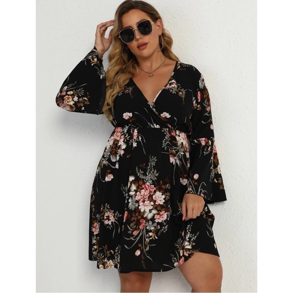 NWOT Black Floral Surplice V-Neck Bell Sleeve Dress 4XL - Picture 3 of 16